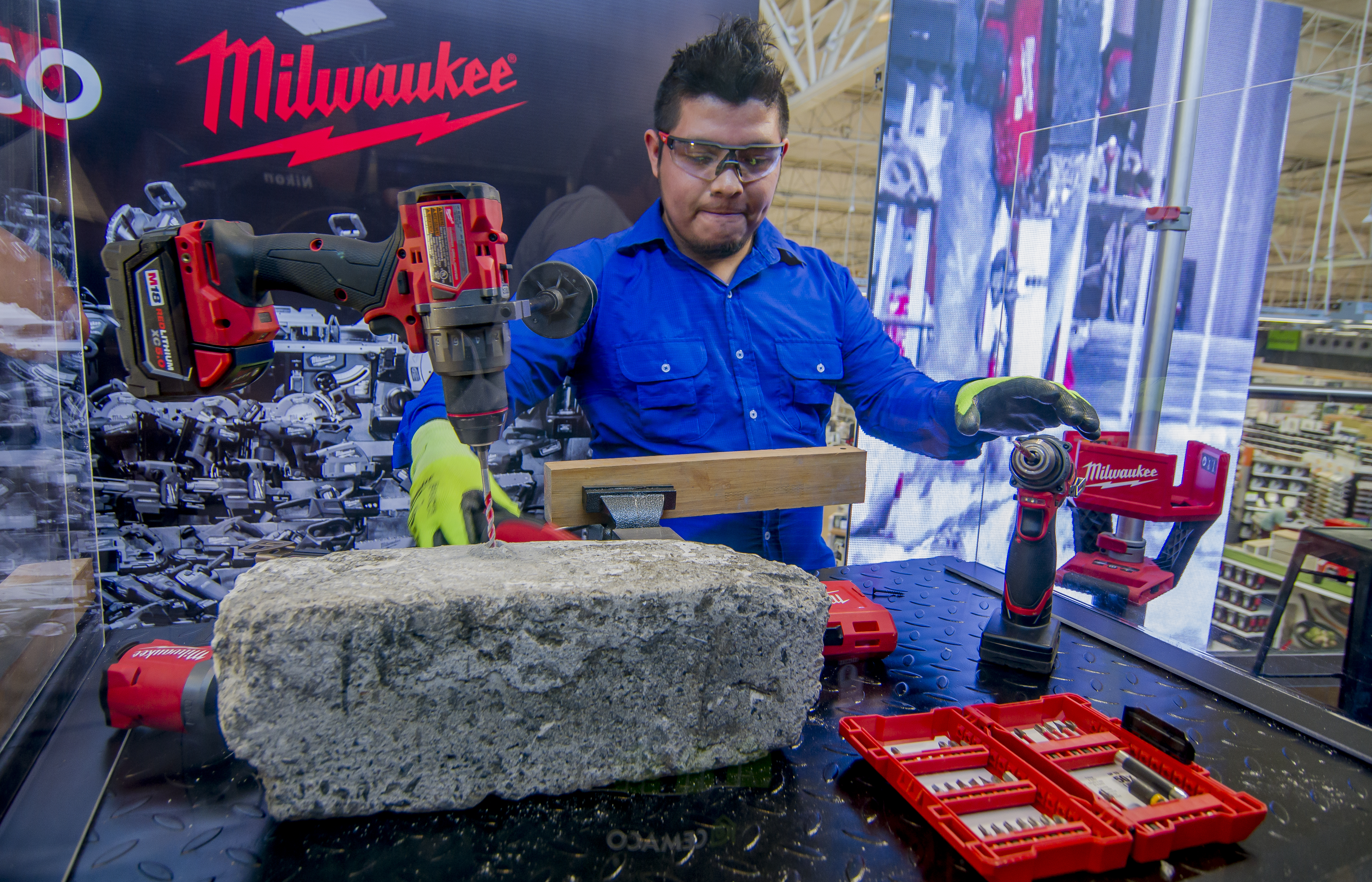 Milwaukee llega al público guatemalteco ofreciendo un sin fin de variedad en herramientas y accesorios de uso industrial. Foto Prensa Libre: Sergio Muñoz