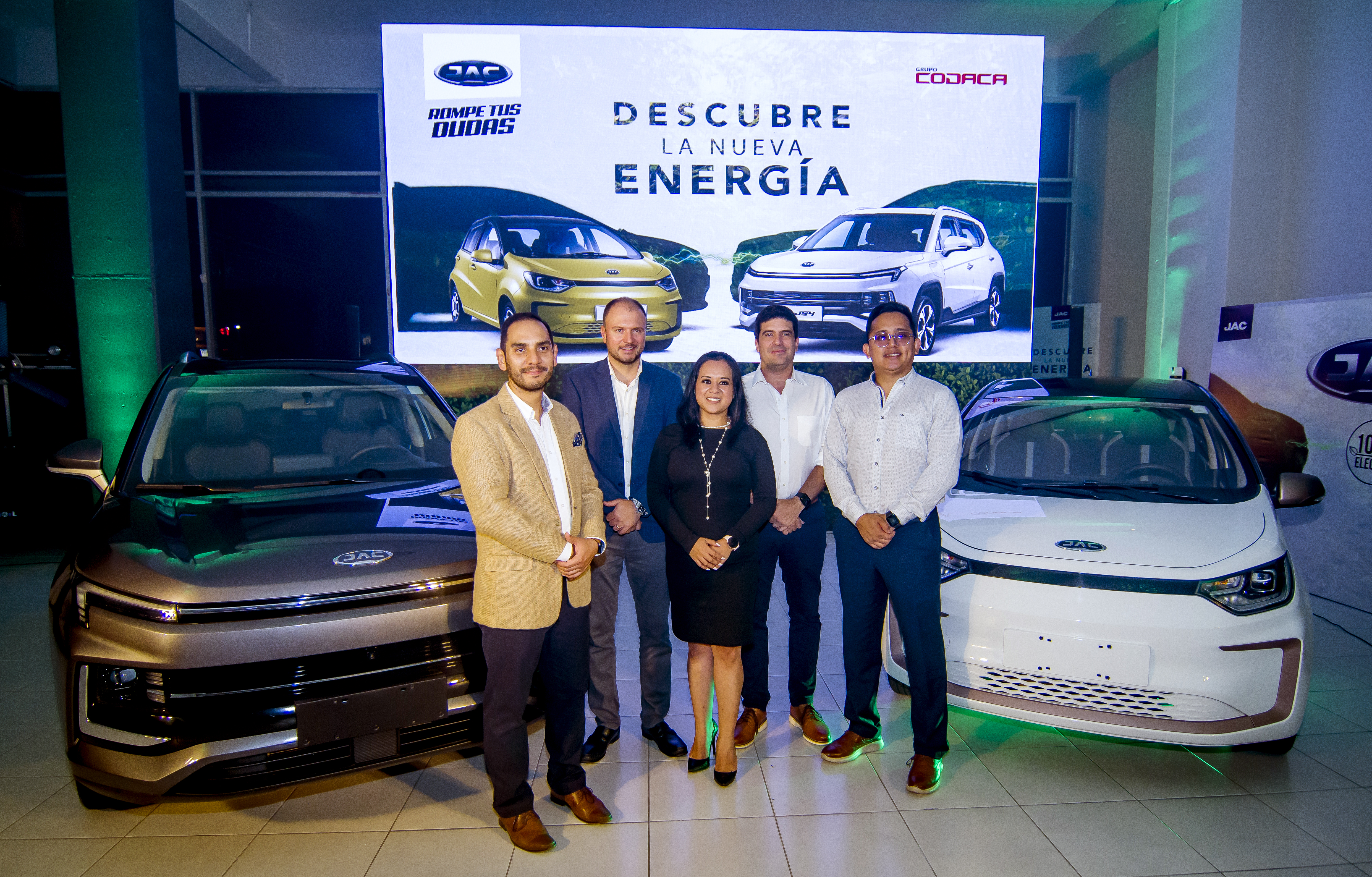 Representantes de Grupo Codaca y Jac Motors realizaron el lanzamiento en su agencia de Jac de Majadas. Foto Prensa Libre: Sergio Muñoz