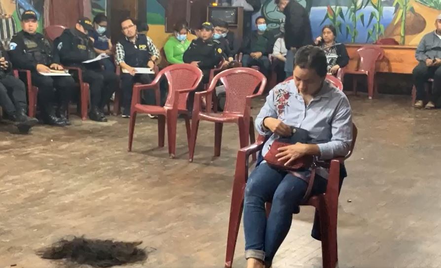 Gabriela Estefanía Caniz Estacuy fue entregada a la PNC y MP por la alcaldía indígena de Sololá. La acusan de haber estafado a 23 personas con darles altos intereses por depositar dinero en una financiera propiedad de ella y su esposo, candidato a diputado. (Foto Prensa Libre: captura de pantalla).