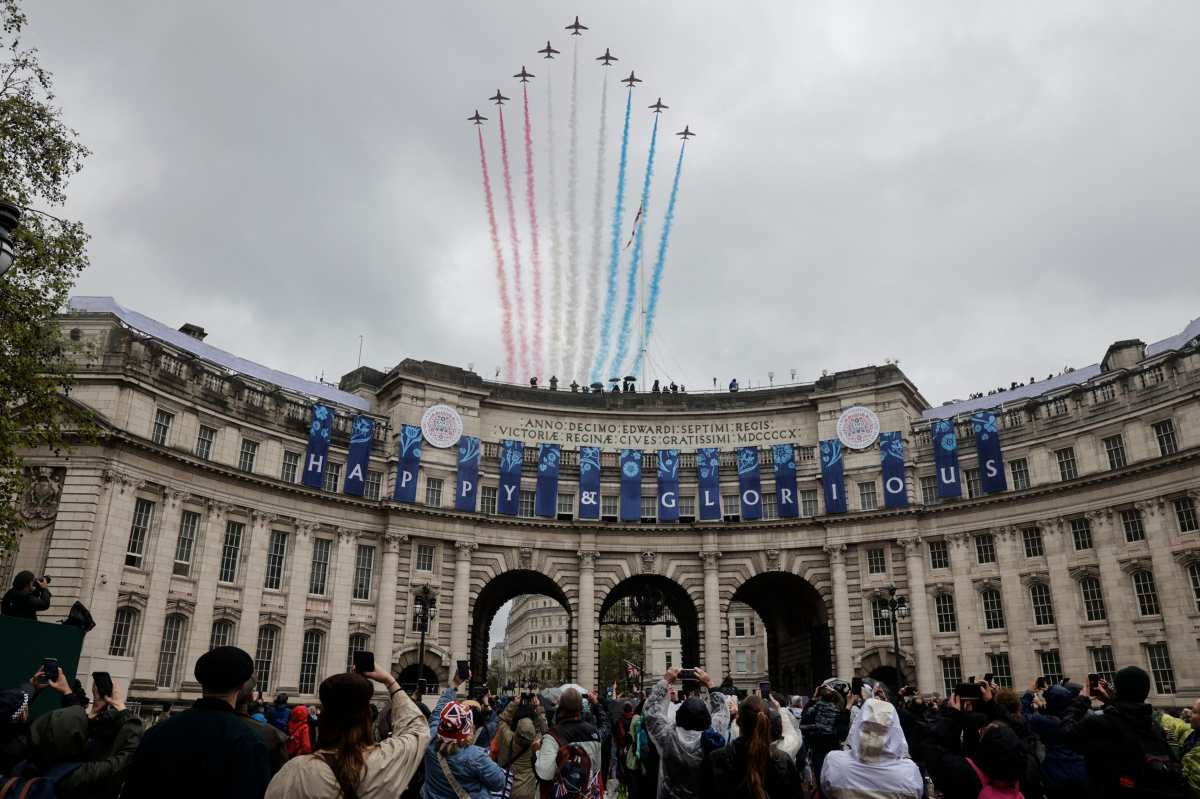 El equipo acrobático de la Royal Air Force (RAF) británica, las "Flechas Rojas", realizan un vuelo sobre el Arco del Almirantazgo en el centro de Londres el 6 de mayo de 2023.  (Foto Pensa Libre: AFP)
