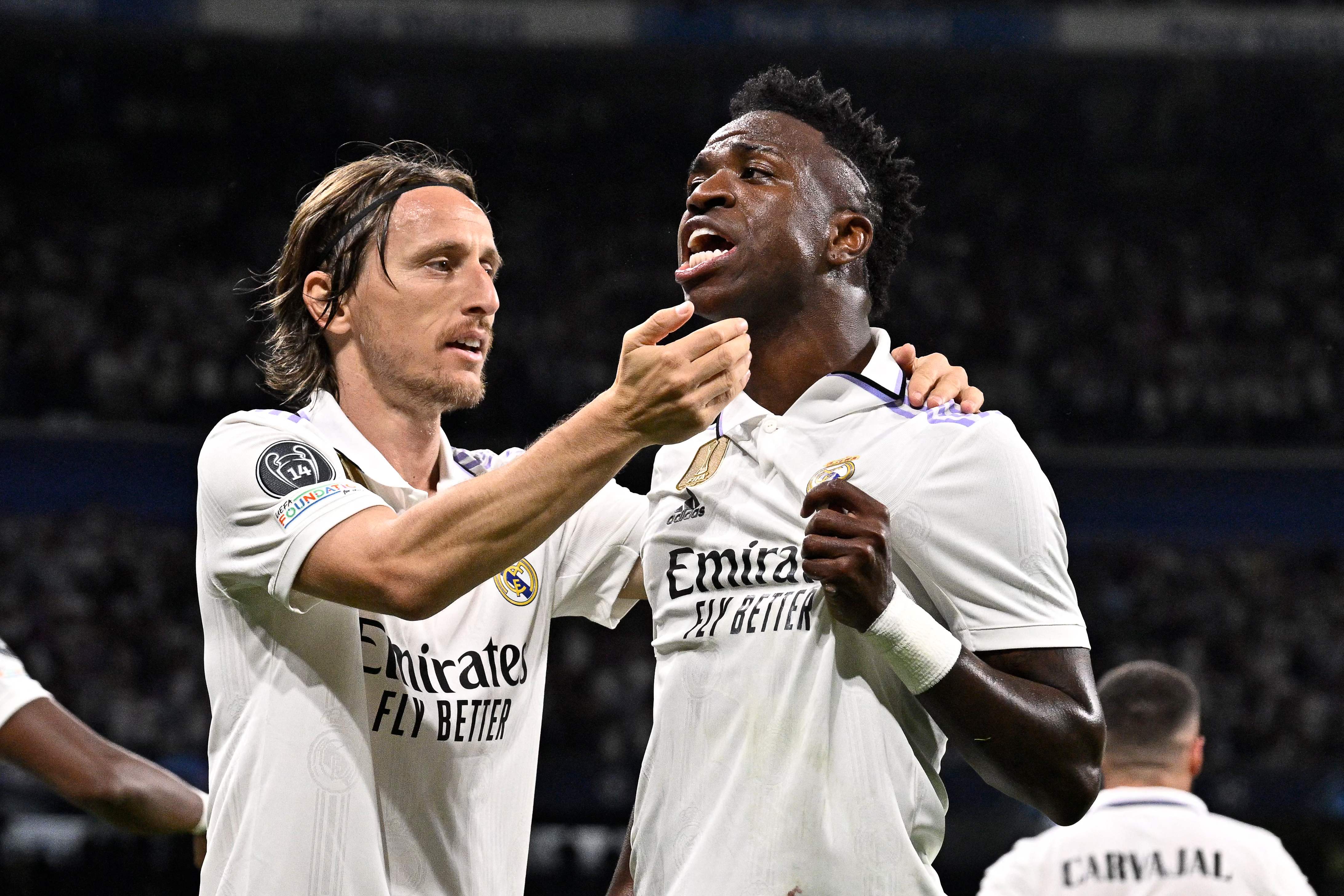 La conexión Modric-Vinícius ha funcionado casi a la perfección durante esta temporada en el Real Madrid, que ya logró ser campeón de La Liga a falta de cuatro jornadas para que finalice el campeonato. (Foto Prensa Libre: AFP)