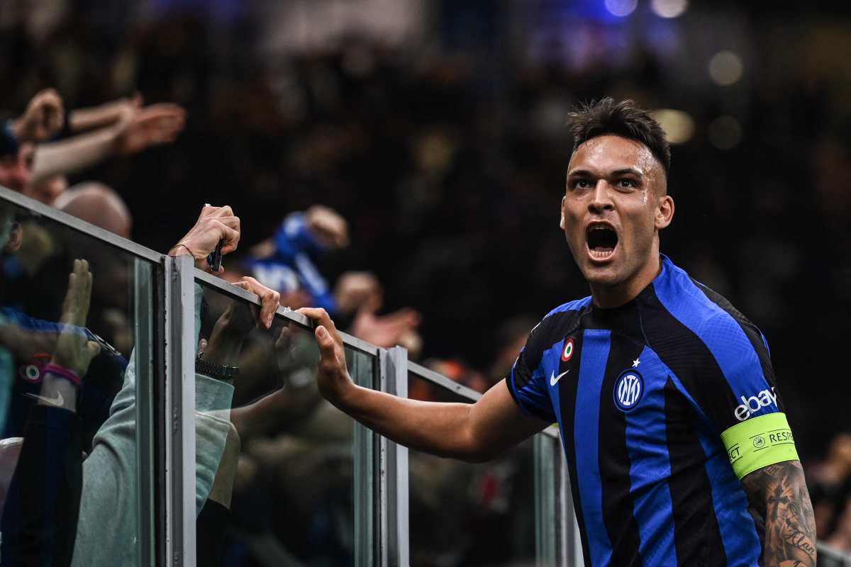 Lautaro Martínez celebra la anotación de la victoria del Inter frente al Milan, en el partido de vuelta de las semis de la Champions. (Foto Prensa Libre: EFE)