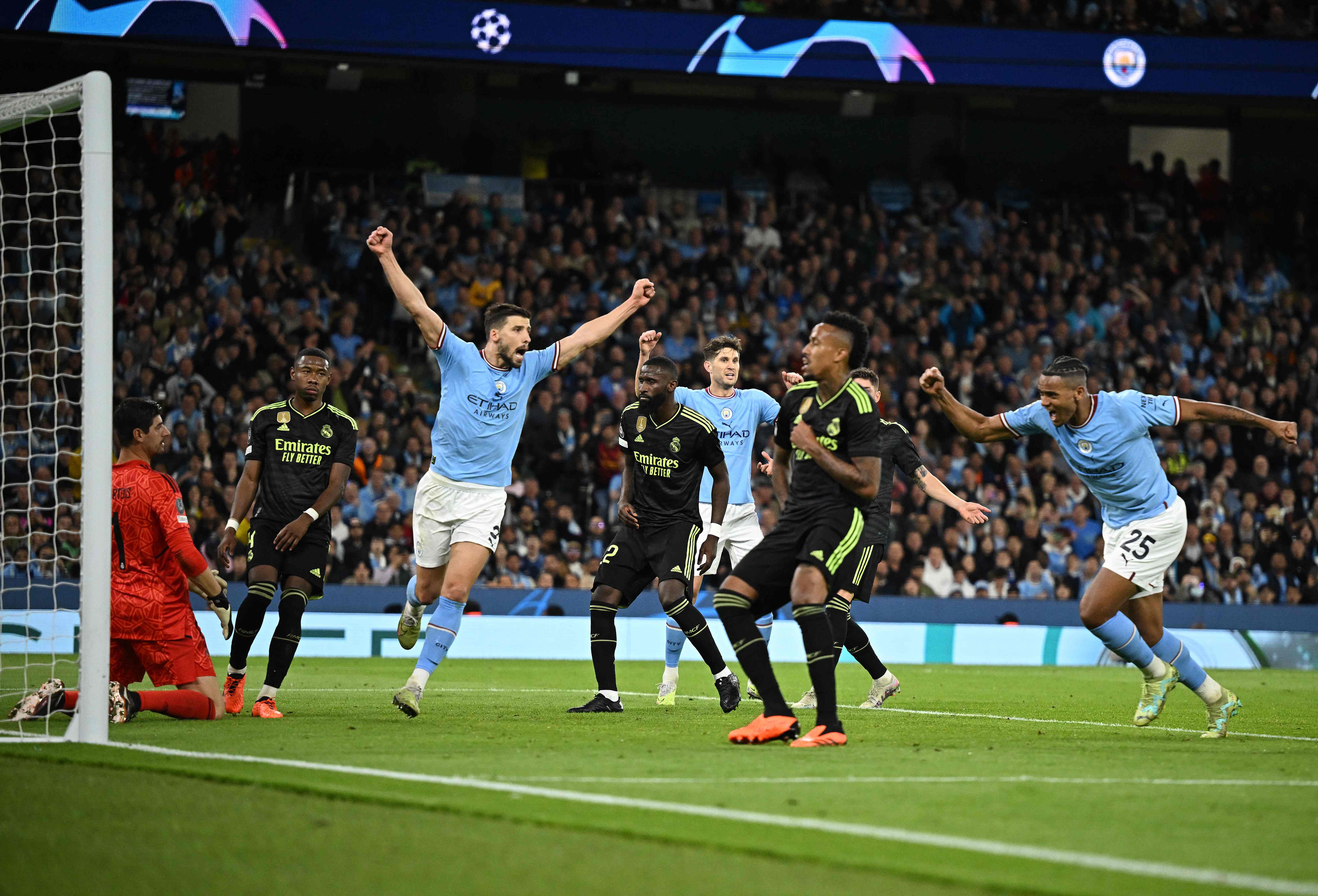 Manuel Akanji celebra el tercer gol del Manchester City sobre el Real Madrid en la última vez que se enfrentaron.