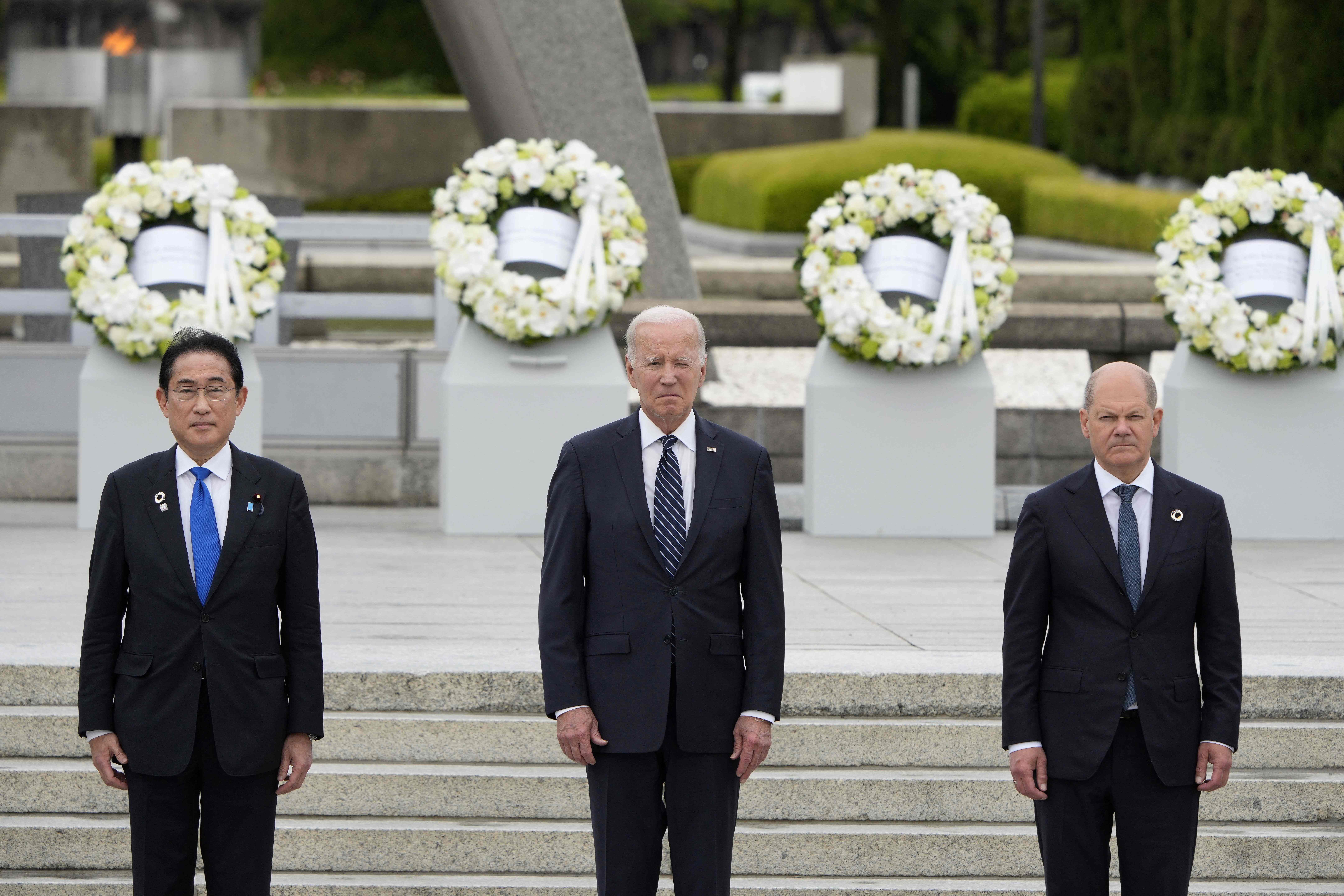De derecha a izquierda el primer ministro de Japón, Fumio Kishida, el presidente de EE. UU., Joe Biden  y el canciller alemán Olaf Scholz luego de dejar una ofrenda floral en Cenotaph para víctimas de la bomba atómica en el Peace Memorial Park. (Foto Prensa Libre: AFP)