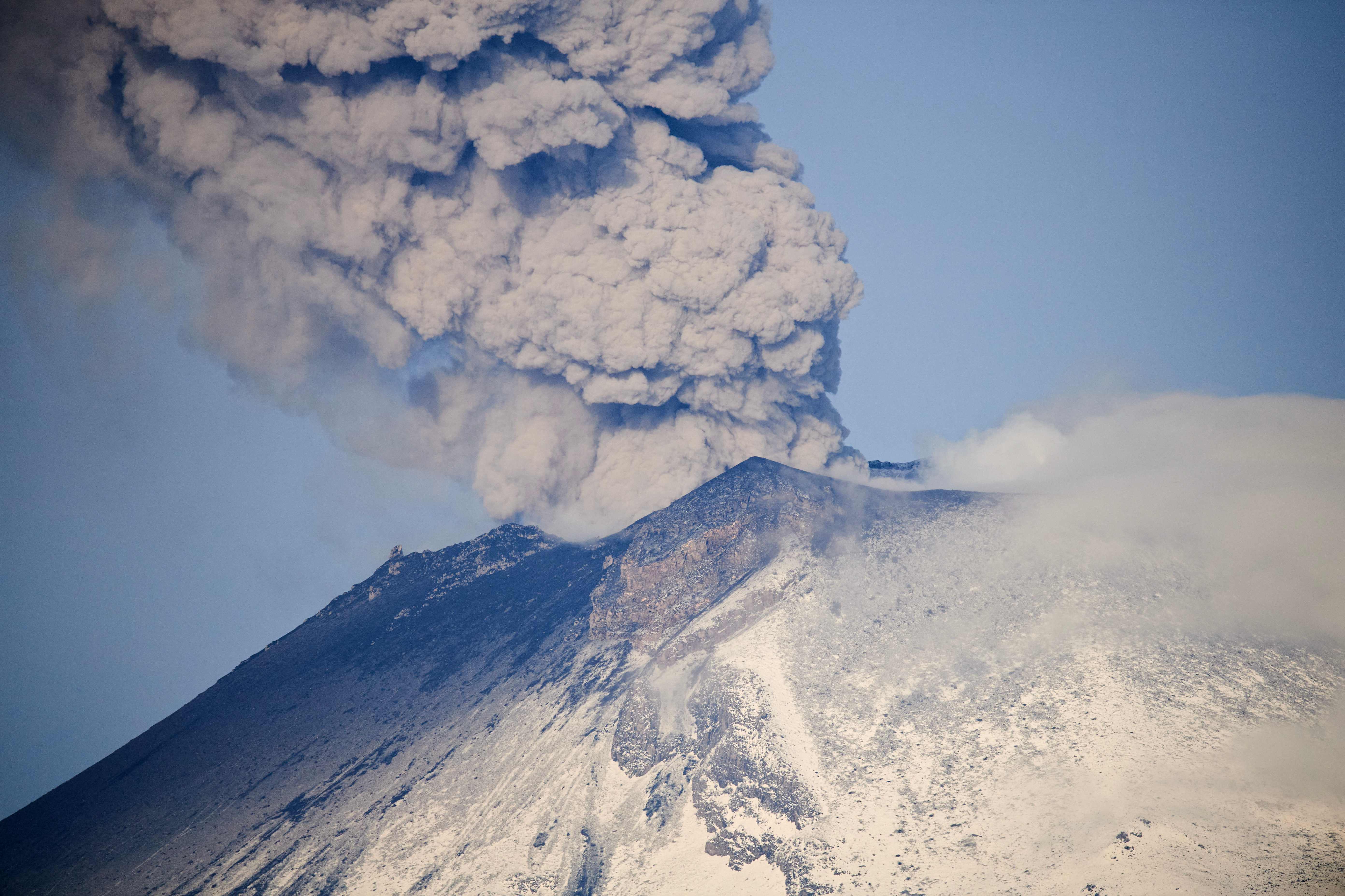 Ceniza y humo salen del volcán Popocatépetl visto desde una comunidad en el estado de Puebla, México, el 24 de mayo de 2023. (Foto Prensa Libre: AFP) 