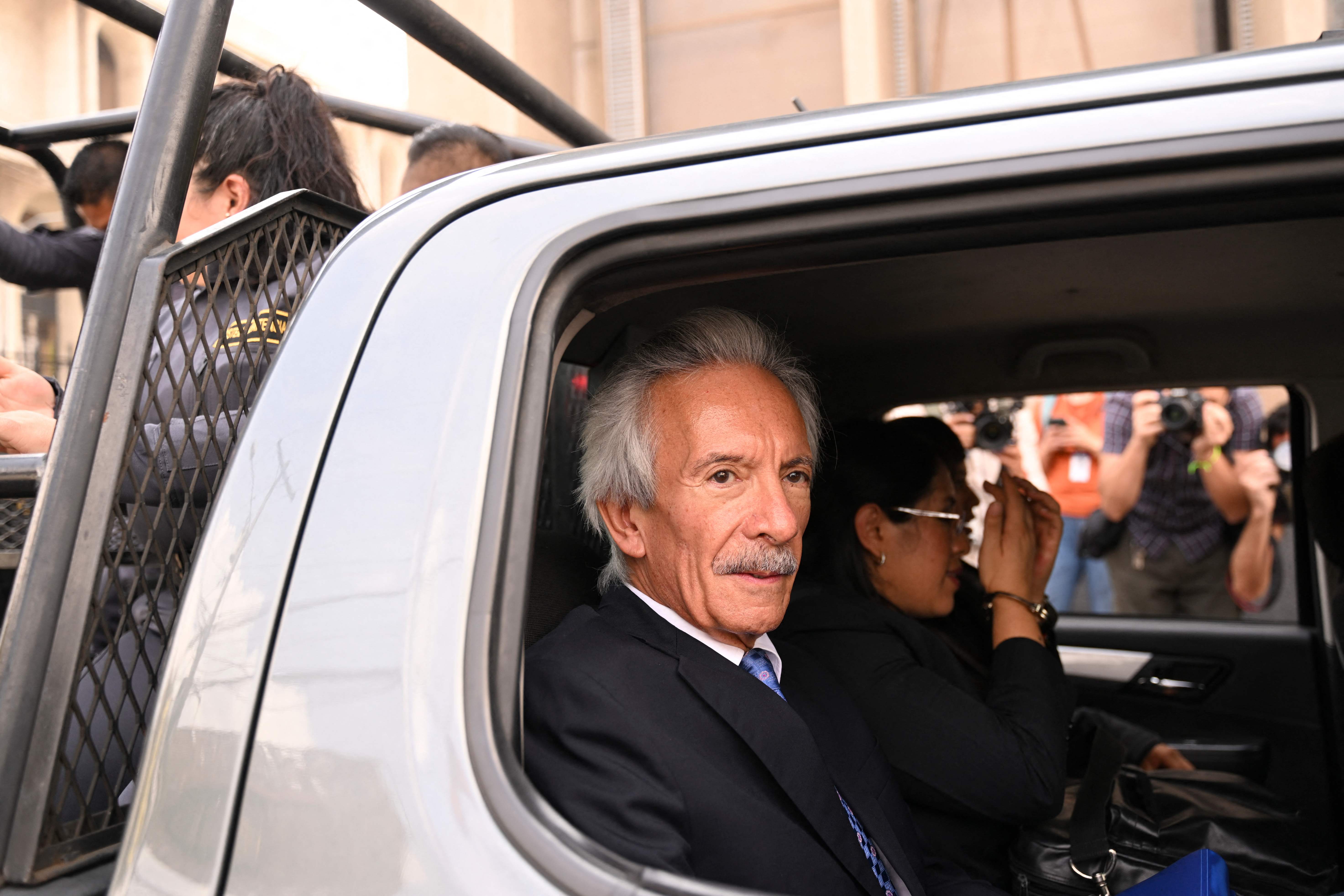Jose Ruben Zamora presidente de elPeriódico, sale luego de una audiencia en tribunales. El MP pide 40 años de cárcel por supuesto lavado de dinero. (Foto Prensa Libre: AFP)