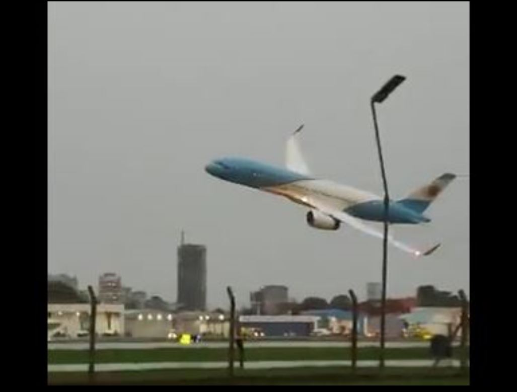 Momento en que el nuevo avión presidencial de Argentina hizo una arriesgada maniobra y quedó grabado. (Foto: Tomada de redes sociales) 