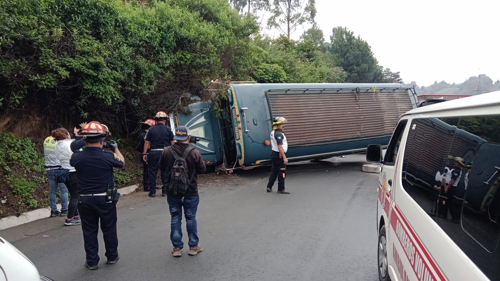 Varias personas resultaron heridas en el kilómetro 45 de la ruta Interamericana por el accidente de un autobús. (Foto Prensa Libre: V. Chamalé)