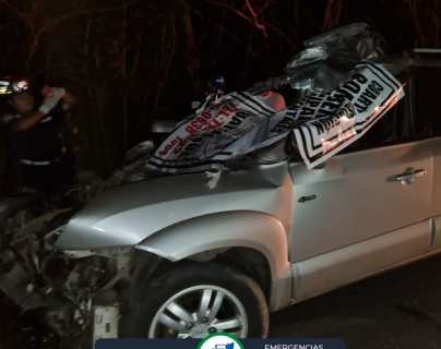 Un accidente en el km 241 de la ruta a La Blanca, San Marcos, dejó dos personas muertas. (Foto Prensa Libre: CBMD)