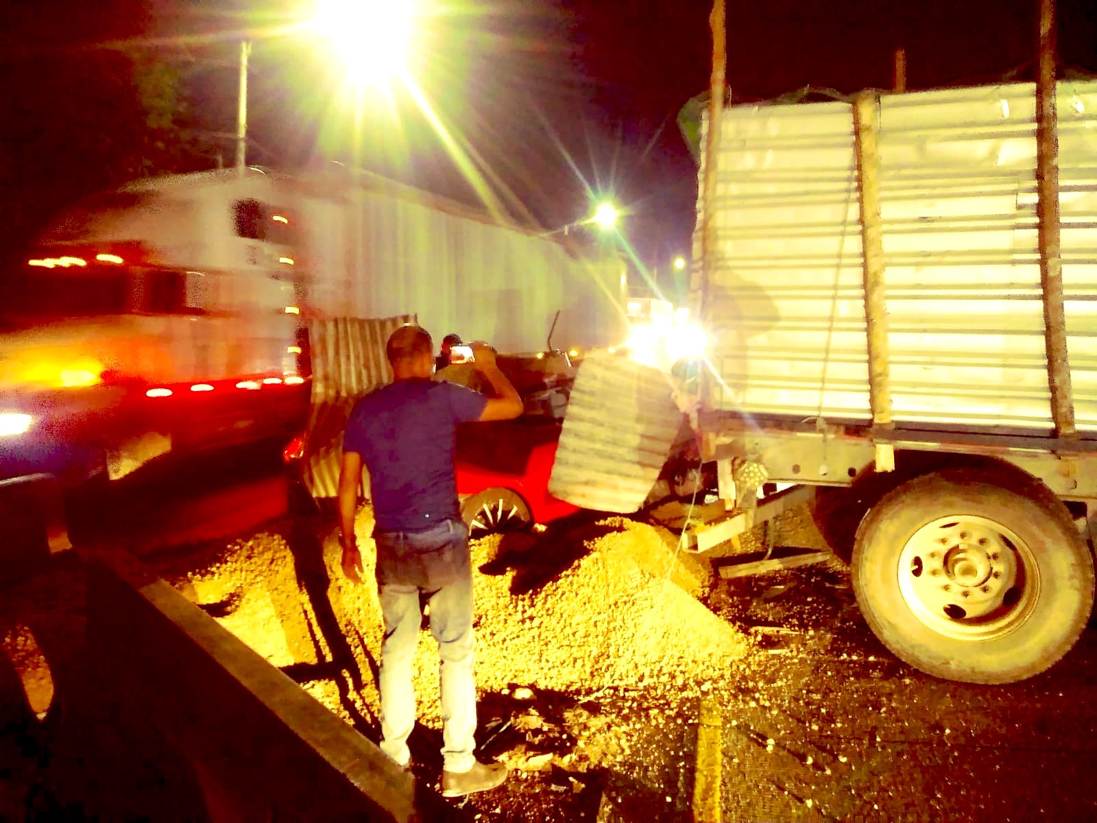 Un tráiler y cuatro vehículos chocaron en la cuesta de Villalobos y el paso hacia la capital ha resultado afectado. (Foto Prensa Libre: Amílcar Montejo)
