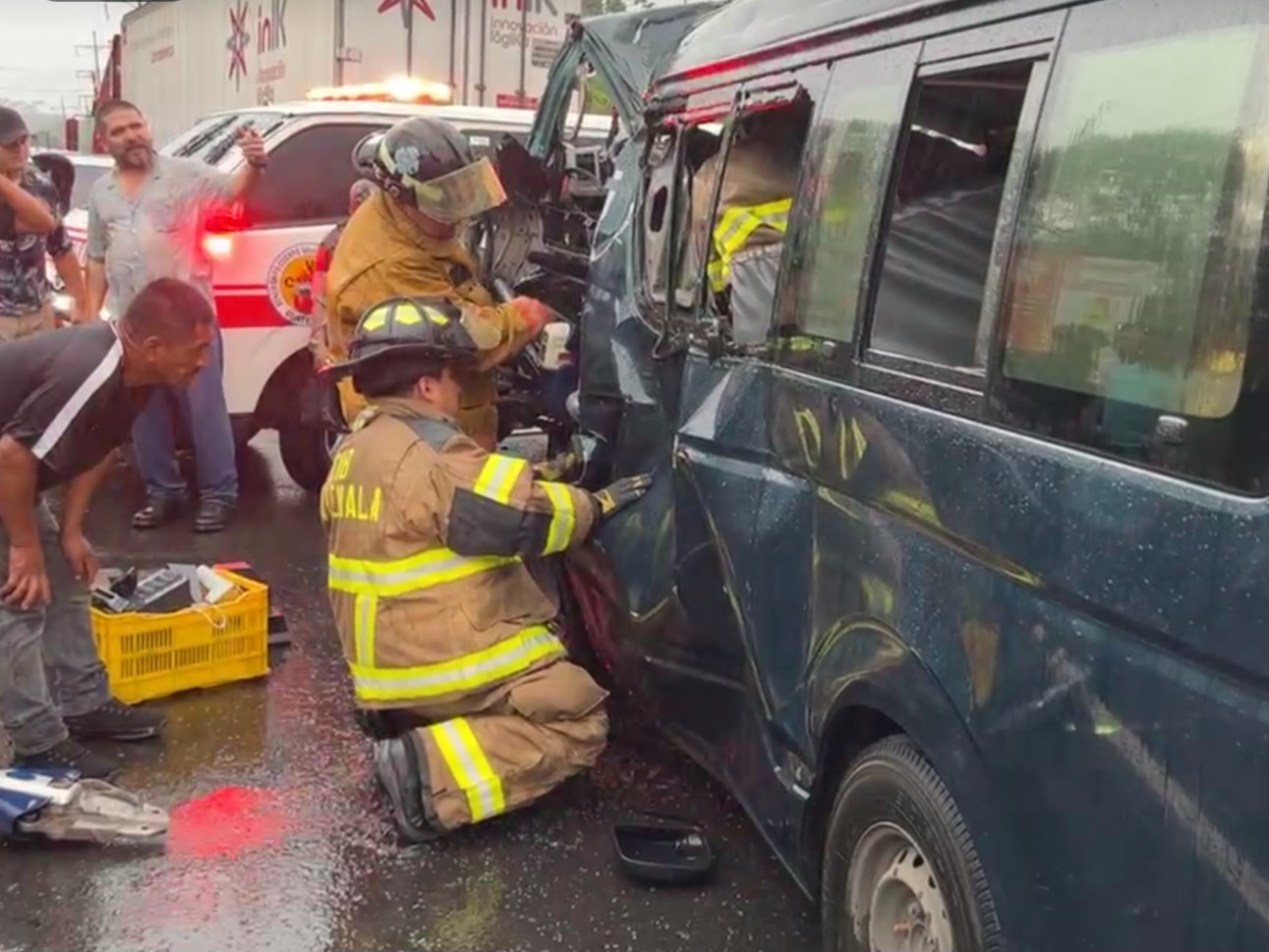 Qué dicen las autoridades sobre la colisión entre un microbús y un tráiler que dejó 13 personas heridas en Retalhuleu
