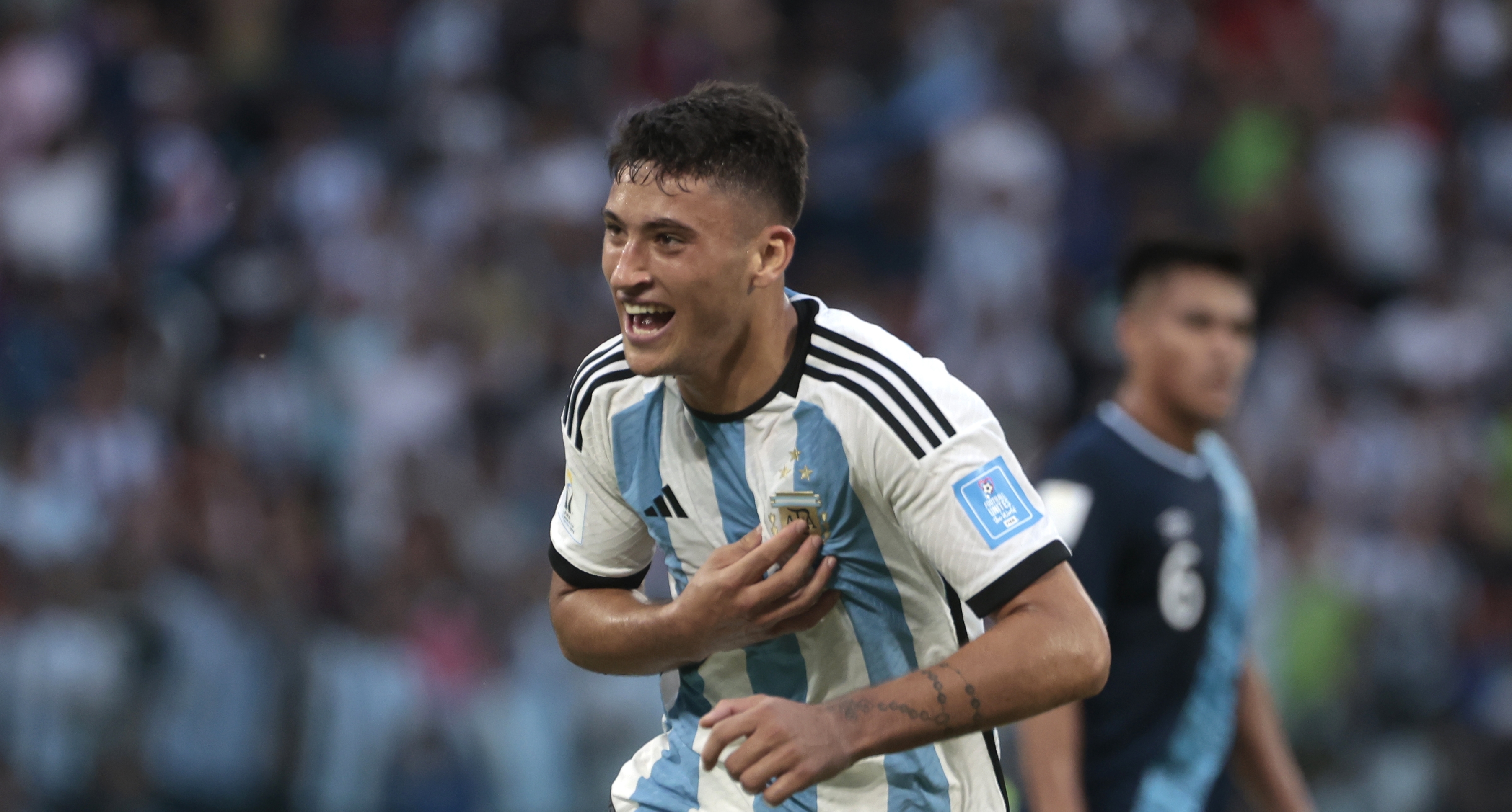  Alejo Veliz festeja el primer gol de Argentina mientras que al fondo Carlos Santos luce desconcertados. (Fotos Prensa Libre: EFE)