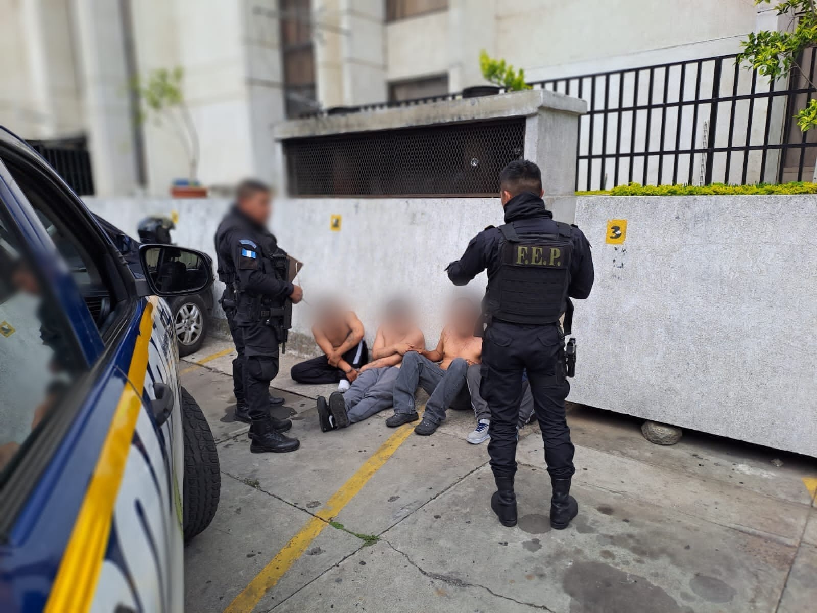 Agentes de la PNC trasladan a Torre de Tribunales a cuatro hombres señalados de asaltar a automovilistas. (Foto Prensa Libre: PNC)