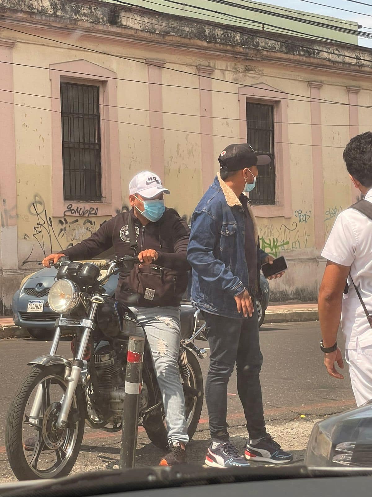 Un asalto contra estudiantes de Odontología en la zona 1 quedó grabado en video. (Foto Prensa Libre: Asociación de Estudiantes de Odontología de la USAC)