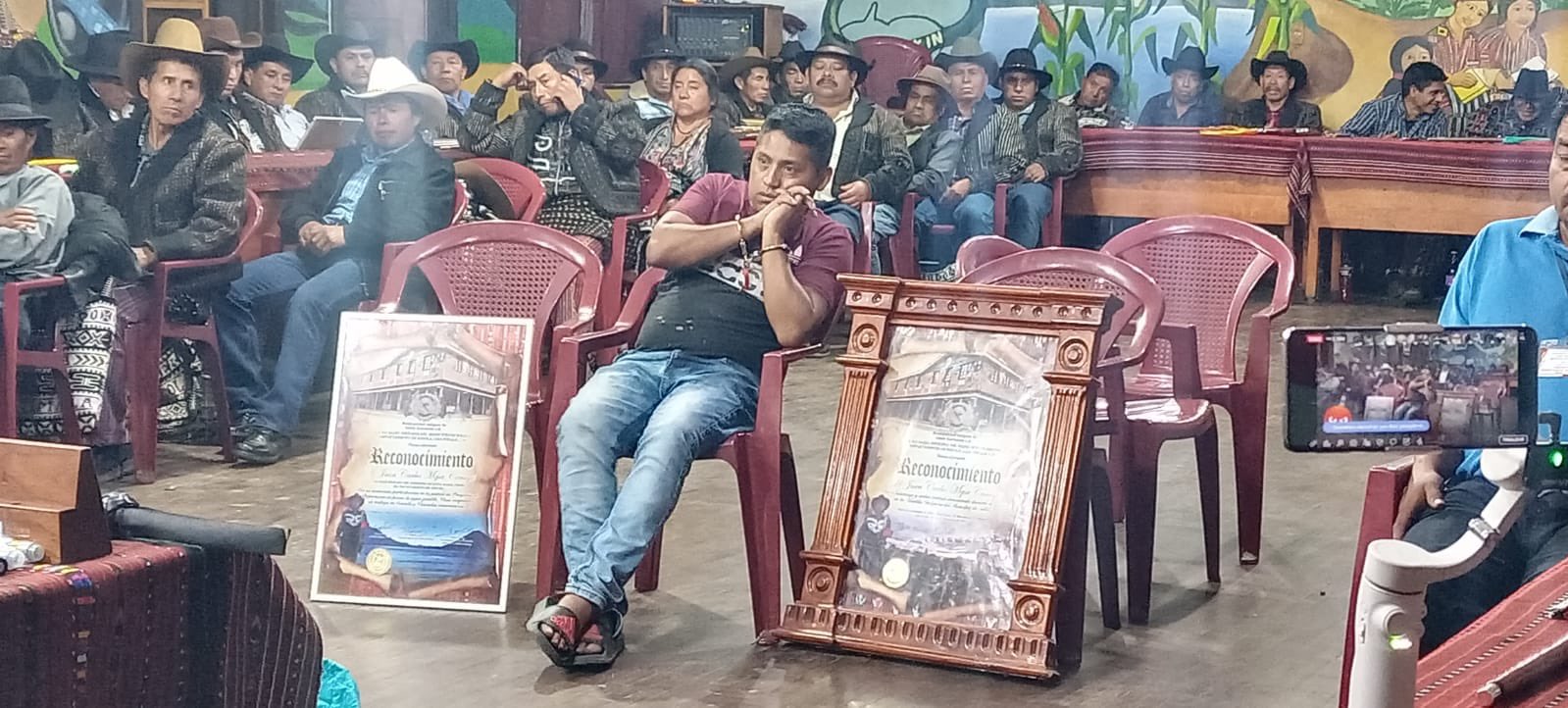 Juan Carlos Mejía Camajá fue entregado a la Policía Nacional Civil (PNC) por autoridades de la alcaldía indígena de Sololá. Lo acusan de hacerse pasar integrante de esa organización y ofrecer visas de EE.UU. (Foto Prensa Libre: cortesía Fredy de León)