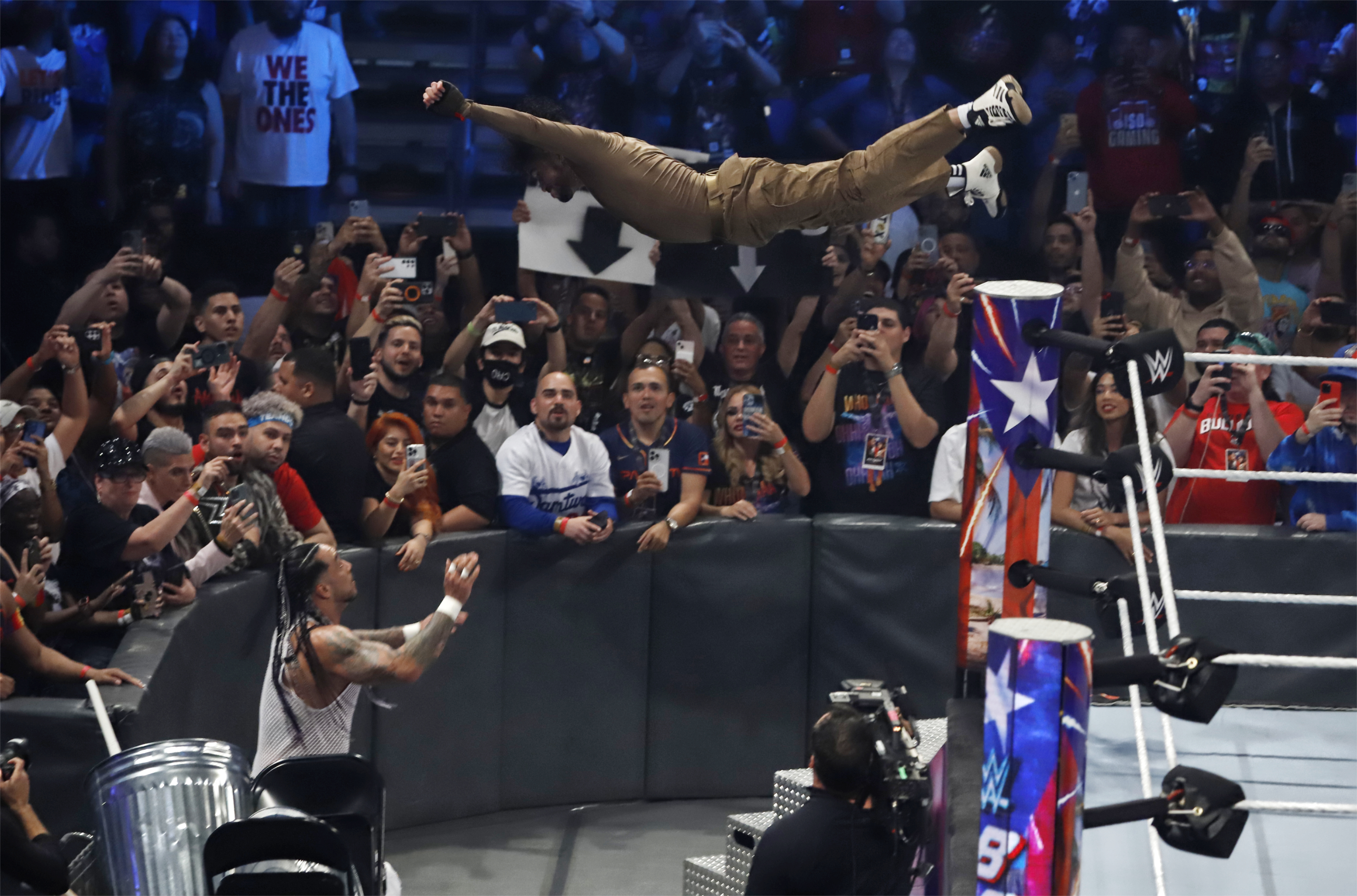 La pelea callejerera de la WWE: Bad Bunny muestra sus heridas tras derrotar a Damian Priest
