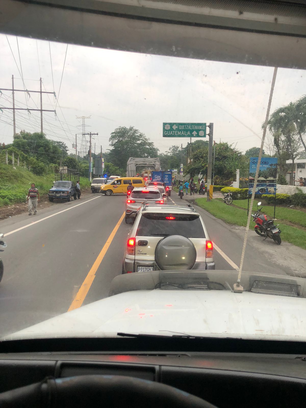 Un bloqueo afecta el paso de vehículos en el kilómetro 178 de la ruta a suroccidente, El Zarco, Retalhuleu. (Foto Prensa Libre: Cortesía)