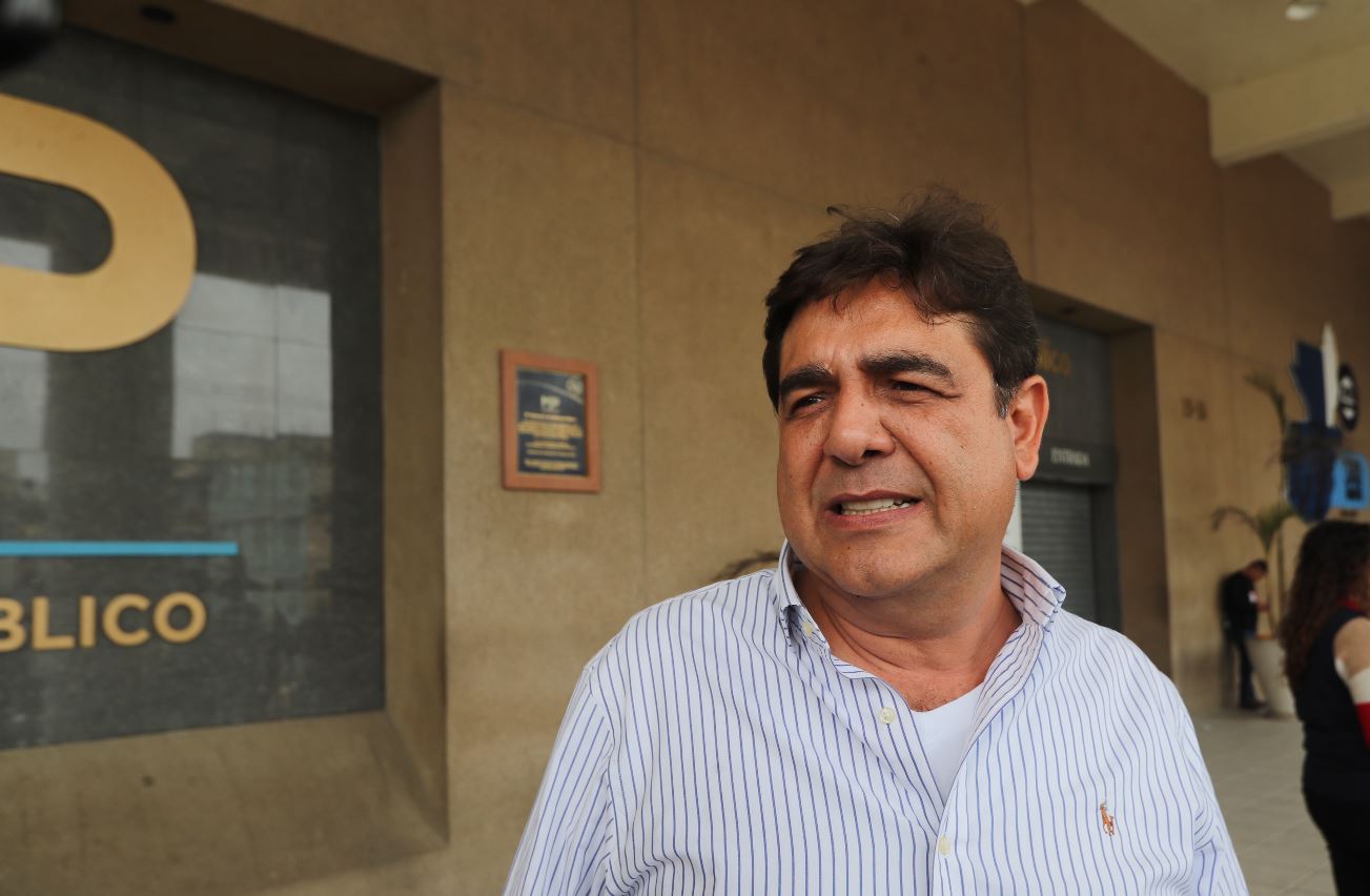 Carlos Pineda llegó a la sede del Ministerio Público para interponer una denuncia penal contra el TSE por supuestamente ocultar información. (Foto Prensa Libre: Elmer Vargas) 