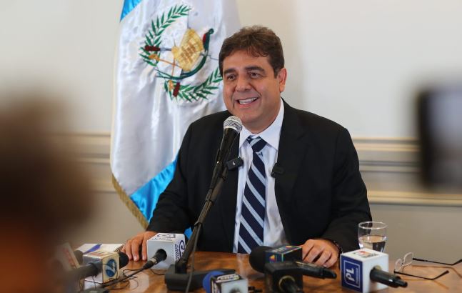 CARLOS PINEDA.