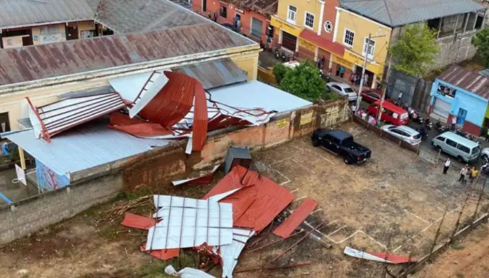 La estructura se desprendió desde un edificio contiguo e impactó en el techo de una de las aulas de la escuela. (Foto: Cruz Roja)
