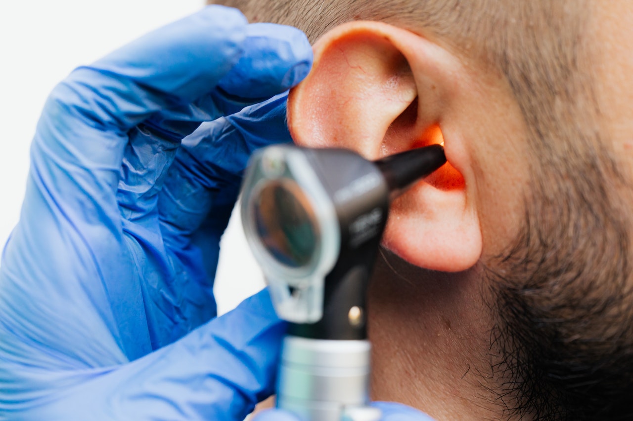 Cómo quitar el dolor de oído: causas más comunes y cinco remedios caseros  para combatirlo