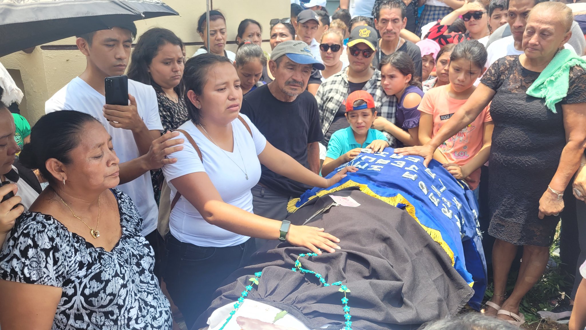 Durante la inhumación de Celso Girón, varios estudiantes denunciaron que eran víctimas de extorsión y agresiones físicas en el establecimiento educativo público de Mazatenango, Suchitepéquez. (Foto Prensa Libre: Marvin Túnchez).