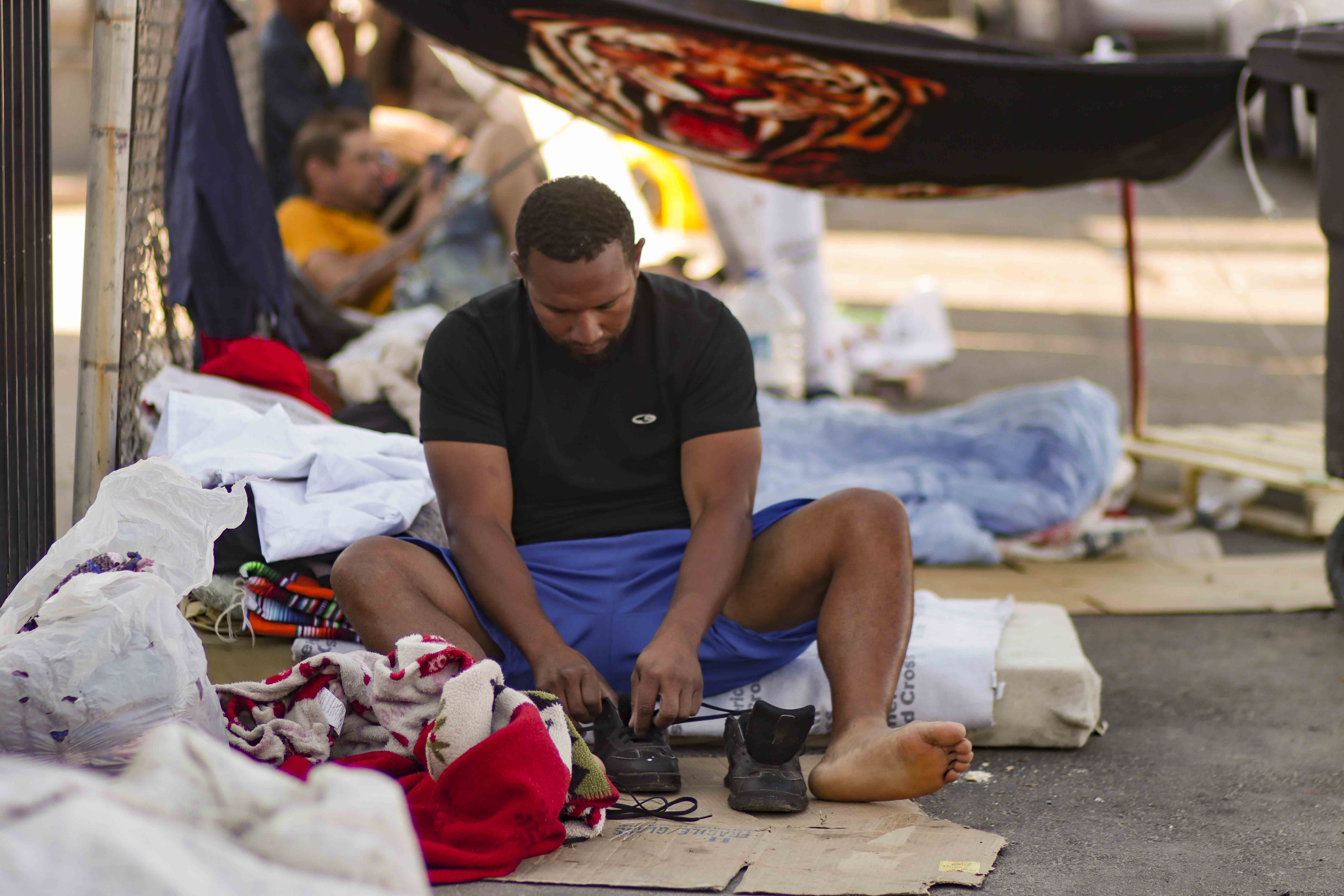 Miles de personas esperan cruzar la frontera de México a Estados Unidos con el levantamiento del Título 42. (Foto Prensa Libre: EFE/ Jonathan Fernández)