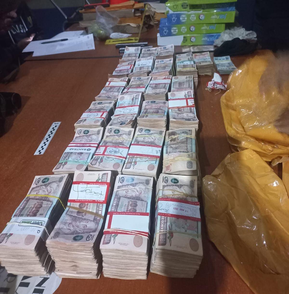 Dinero en efectivo que era trasladado en un camión en ruta a Cobán. (Foto Prensa Libre: PNC)