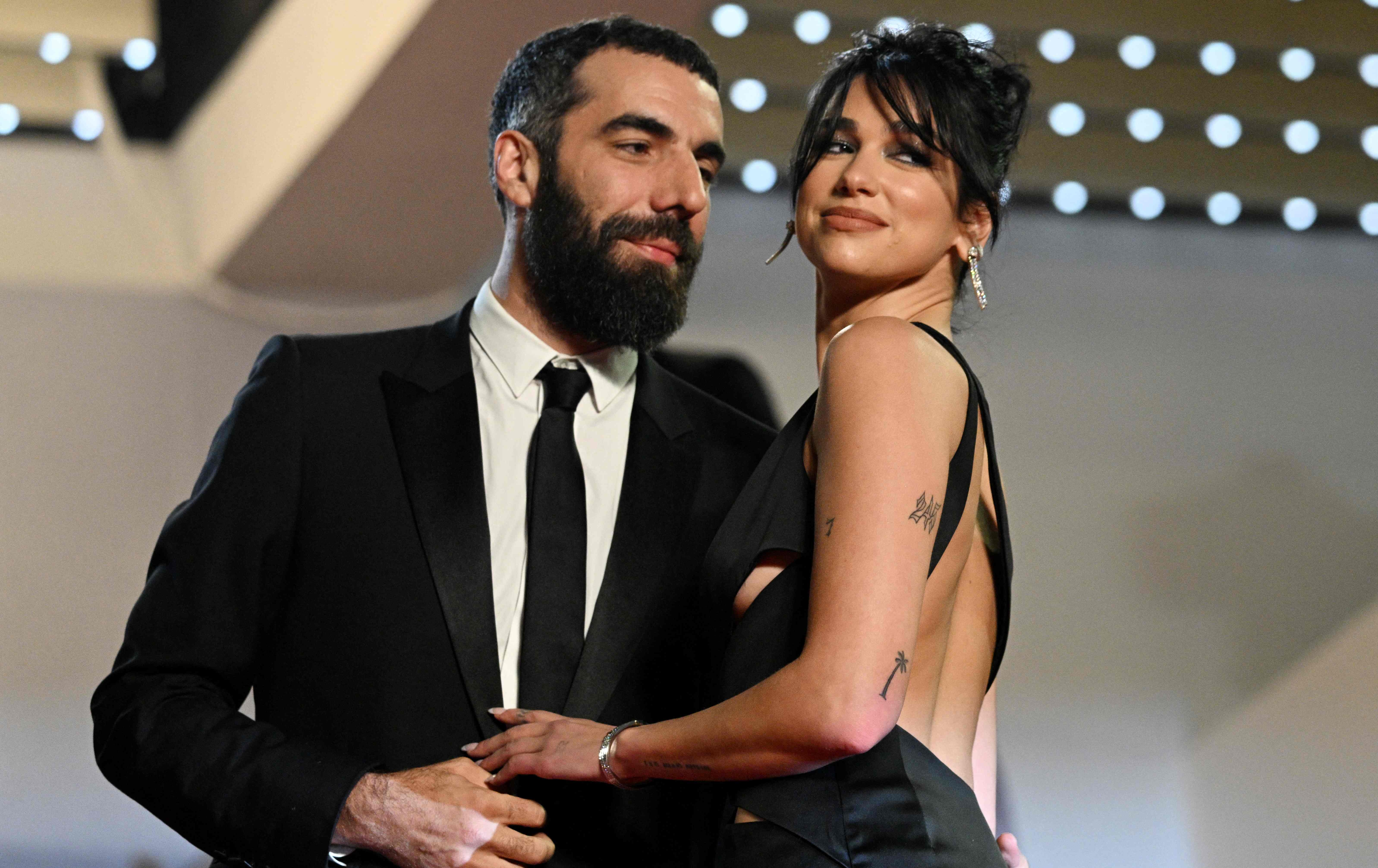 Dua Lipa confirmó su noviazgo con Roiman Gavras en el Festival de Cine de Cannes. (Foto Prensa Libre: MELO MOREIRA / AFP).