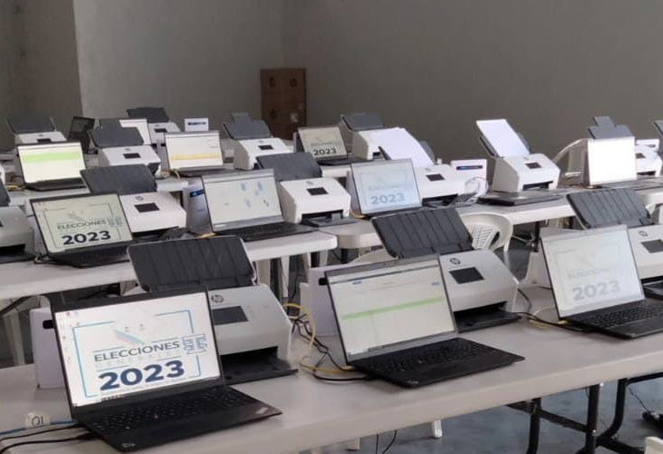 El TSE subió en sus redes sociales fotografías que muestran las computadoras que se utilizarán para el simulacro de elecciones generales del próximo 11 de mayo. (Foto Prensa LIbre: TSE)