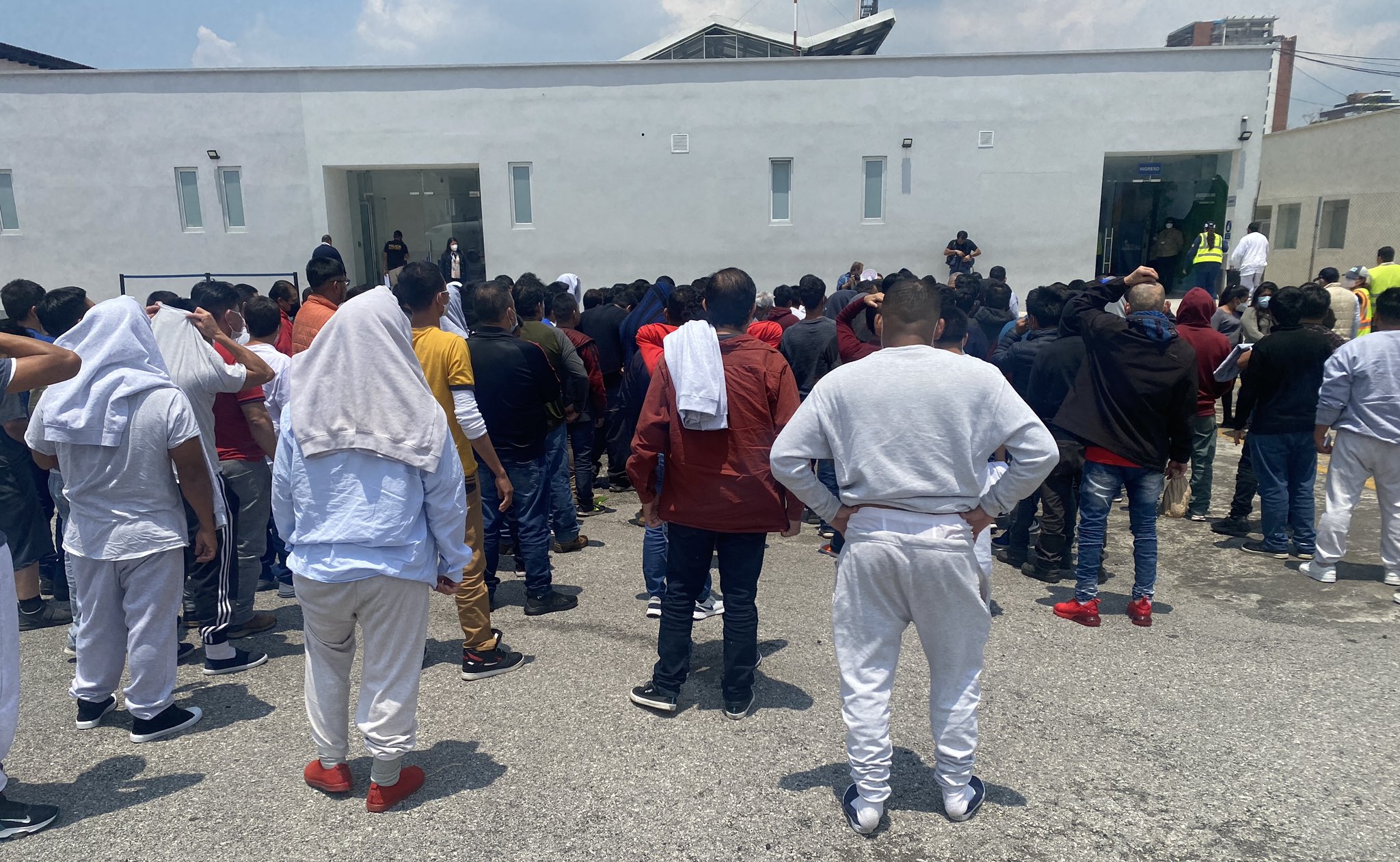 Ciento quince guatemaltecos arribaron a Guatemala desde Estados Unidos en el primer vuelo de deportados bajo el Título 8. (Foto Prensa Libre: Tomada de @MigracionGuate)