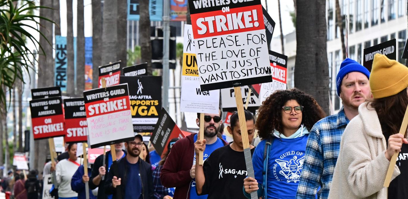 Los escritores marchan con carteles en la huelga del Sindicato de Escritores de Estados Unidos en Hollywood. (Foto Prensa Libre: AFP)