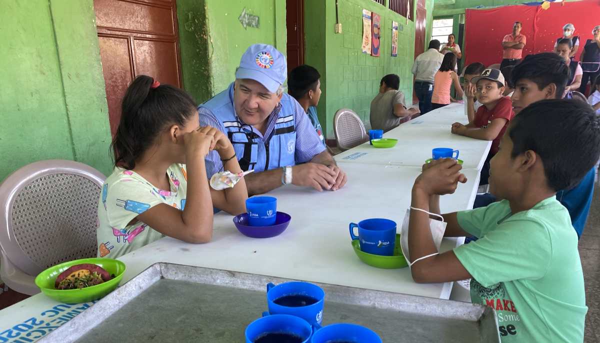 Miguel Barreto, coordinador del Sistema de Naciones Unidas en Guatemala, habla con unos niños, beneficiarios de los programas que el organismo mantiene en Guatemala. (Foto Prensa Libre: ONU Guatemala)