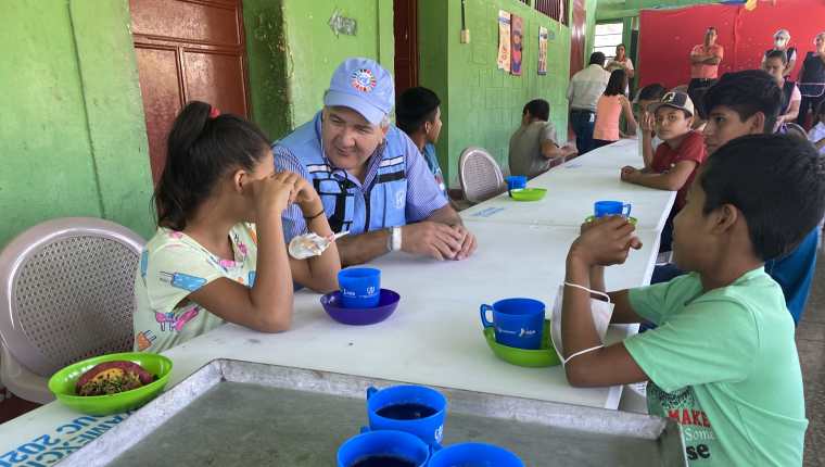Miguel Barreto, coordinador del Sistema de Naciones Unidas en Guatemala, habla con unos niños, beneficiarios de los programas que el organismo mantiene en Guatemala. (Foto Prensa Libre: ONU Guatemala)