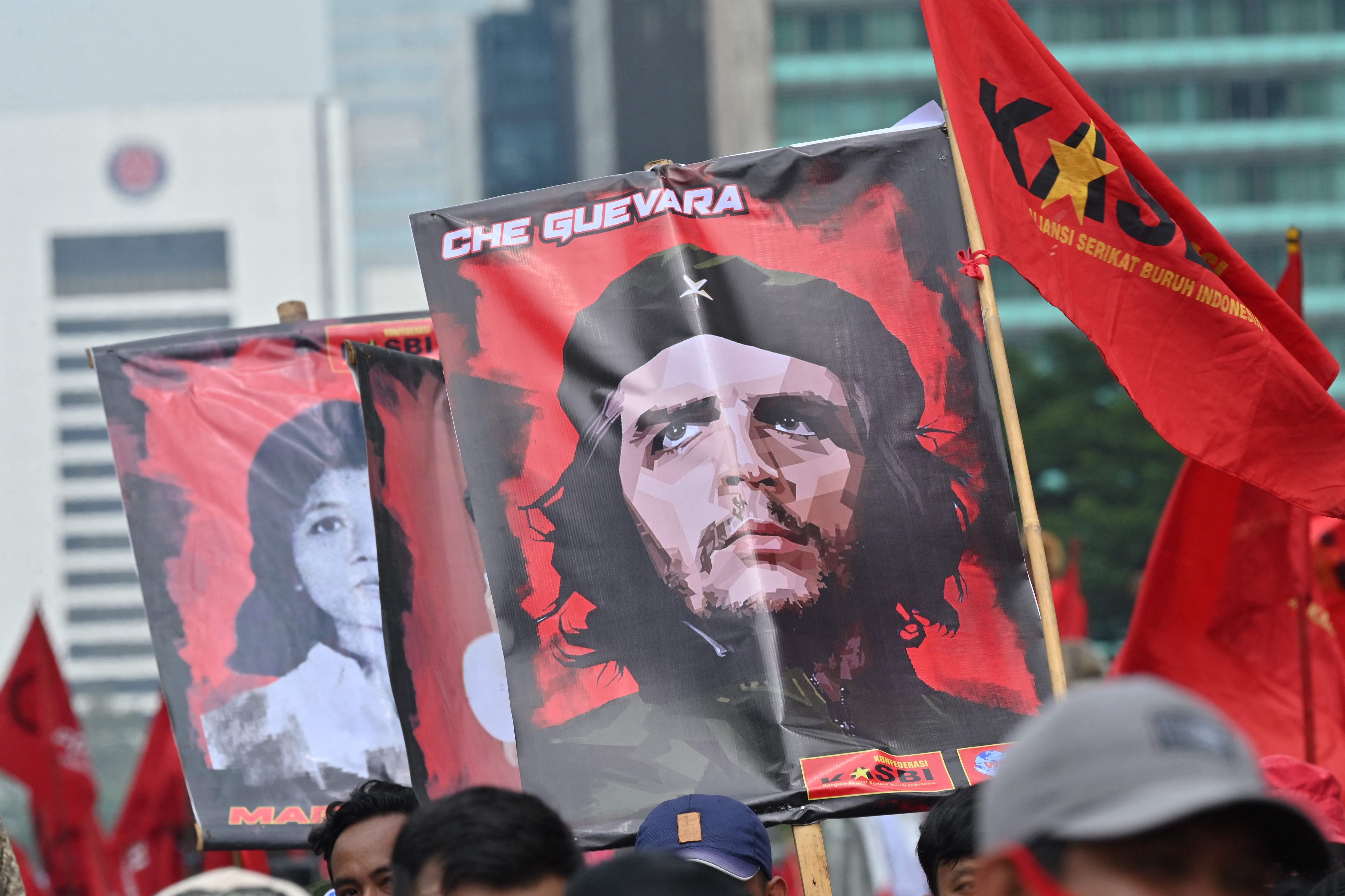 La imagen del Che Guevara es constantemente utilizada durante manifestaciones en distintos puntos de Latinoamérica y otras partes del mundo. (Foto Prensa Libre: Adek Berry / EFE)