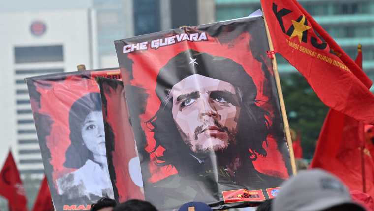 La imagen del Che Guevara es constantemente utilizada durante manifestaciones en distintos puntos de Latinoamérica y otras partes del mundo. (Foto Prensa Libre: Adek Berry / EFE)