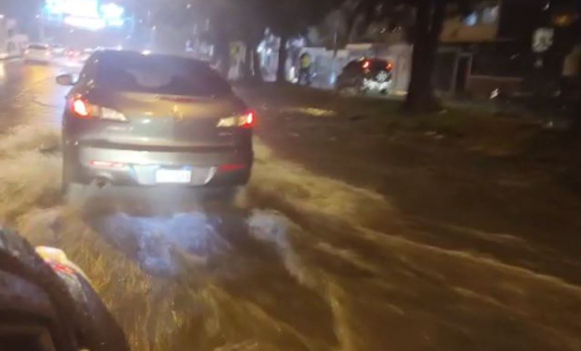 Videos: fuerte lluvia causa complicaciones en el tránsito e inundaciones en la capital