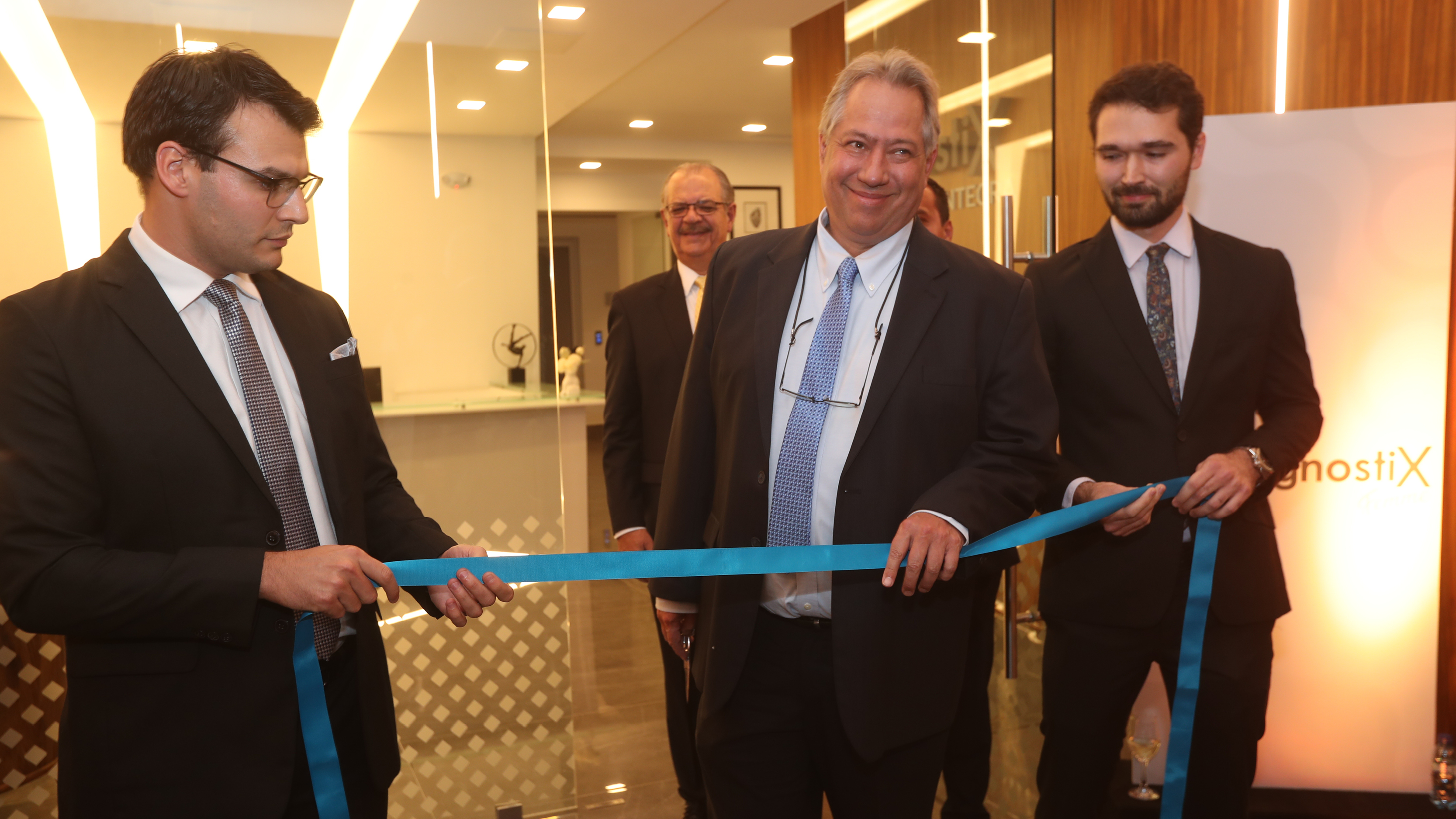 Representantes de MedHos y DiagnostiX, participan en el corte de cinta de la inauguración del Medical Day Hospital. Fotografías Érick Ávila / Prensa Libre.