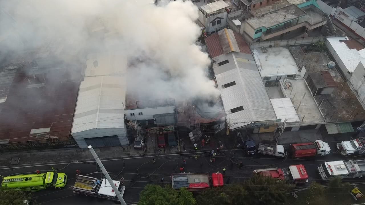 Una bodega se incendió en San Miguel Petapa, donde socorristas trabajan para apagar las llamas. (Foto Prensa Libre: PMT de Villa Nueva)