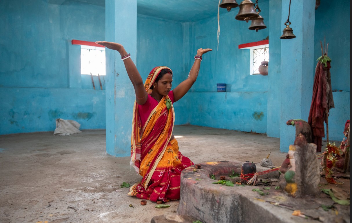 Durga Mahato, en el templo cerca de donde fue arrojada, inconsciente, luego de haber sido golpeada y acusada de ser bruja, en un pueblo en el estado oriental de Jharkhand, India. (Foto Prensa Libre: (Samyukta Lakshmi/The New York Times)