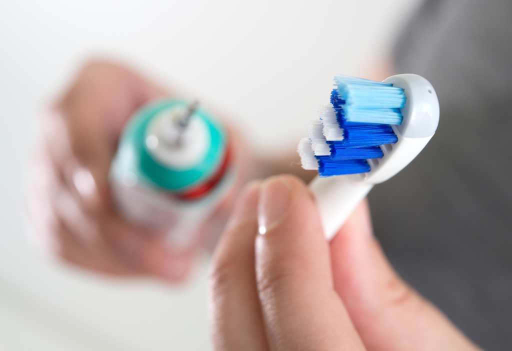 ¿Cuál es la forma correcta de cepillarse los dientes? Consejos, guías y herramientas para mejorar la salud bucal 