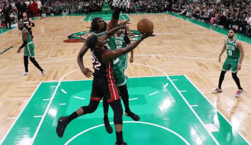  Jimmy Butler #22 de los Miami Heat lanza el balón contra Robert Williams III #44 de los Boston Celtics durante el tercer cuarto del séptimo partido de las Finales de la Conferencia Este en el TD Garden. (Foto Prensa Libre: AFP)