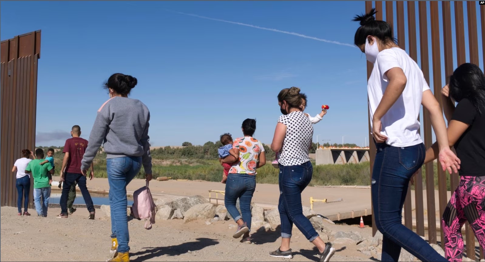 Un grupo de migrantes brasileños ingresan a Estados Unidos desde México por una brecha del muro fronterizo, en Yuma, Arizona, con el fin de solicitar asilo a las autoridades migratorias estadounidenses, el 8 de junio de 2021. (Foto Prensa Libre: AP)