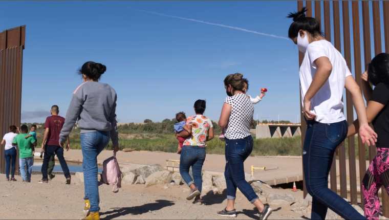 Un grupo de migrantes brasileños ingresan a Estados Unidos desde México por una brecha del muro fronterizo, en Yuma, Arizona, con el fin de solicitar asilo a las autoridades migratorias estadounidenses, el 8 de junio de 2021. (Foto Prensa Libre: AP)
