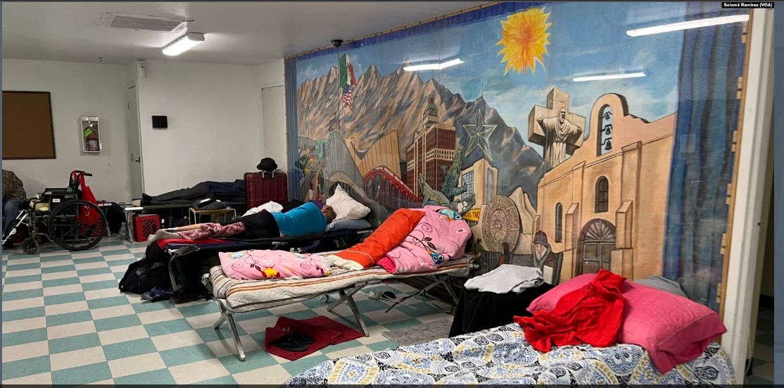 Mujeres y niños migrantes son las poblaciones prioritarias para el Centro de Acogida de El Paso, donde hace apenas dos semanas atendían a 1,000 personas diarias. En la foto, las instalaciones del albergue el 10 de mayo de 2023. (Foto Prensa Libre: Salomé Ramírez VOA)