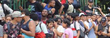 Migrantes centroamericanos y de otras partes del mundo continúan en México y buscan que autoridades estadounidenses brinden permisos para entrar al país. (Foto Prensa Libre: EFE)