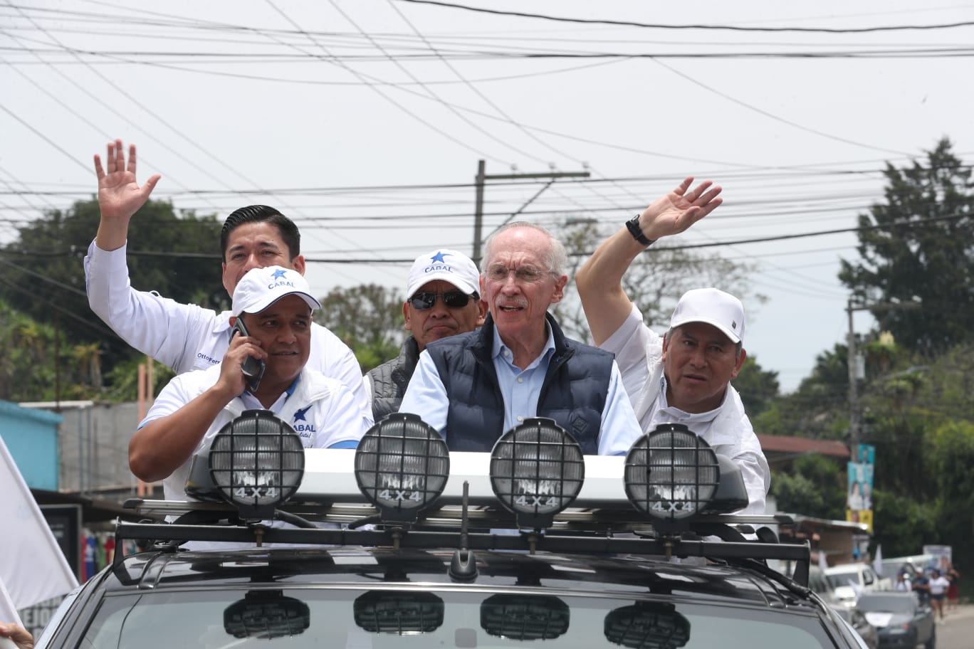El presidenciable del partido Cabal, Edmond Mulet, llegó este domingo en caravana al municipio de Fraijanes. (Foto Prensa Libre: Roberto López)
