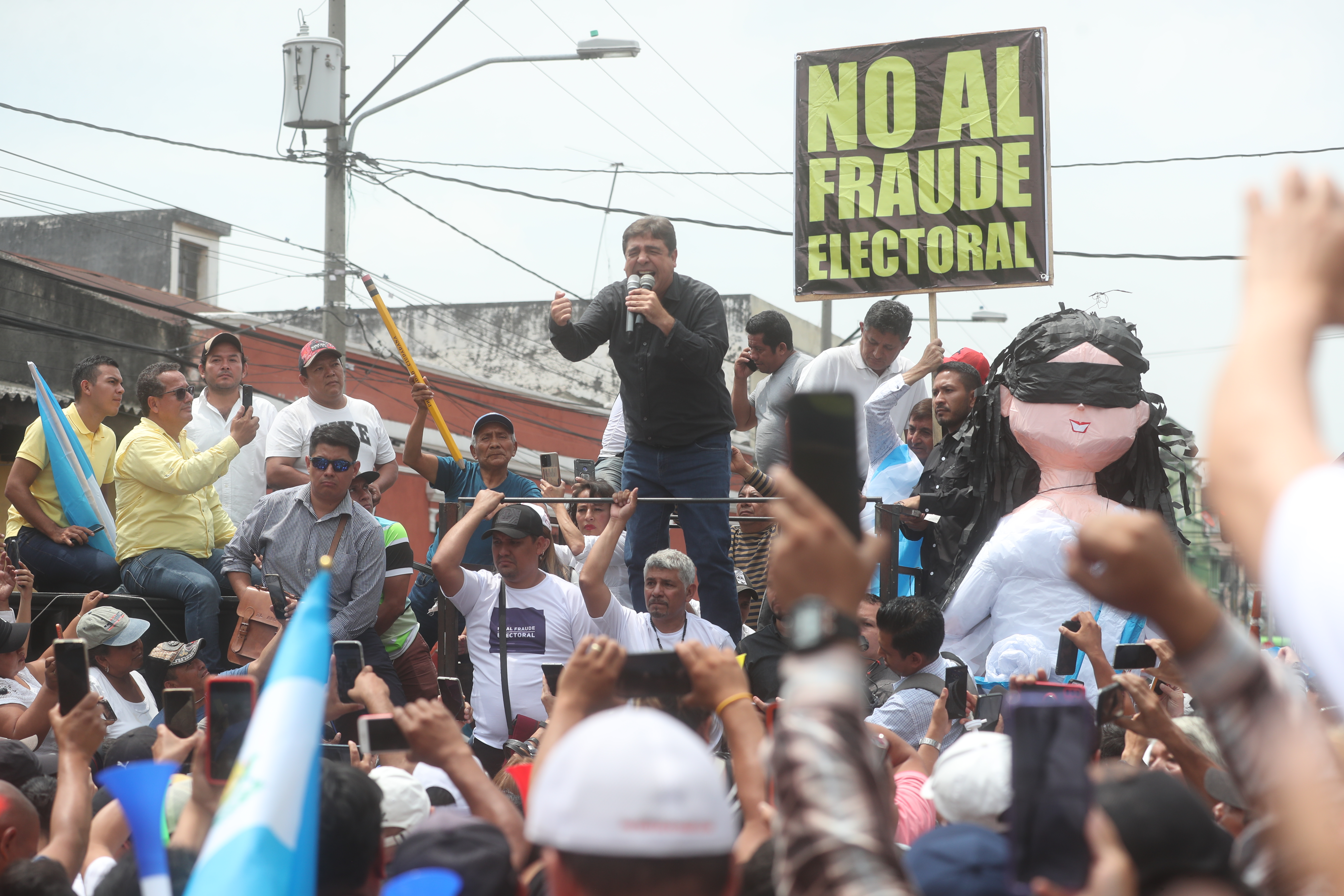 Carlos Pineda ofrece un discurso a sus simpatizantes frente a la Corte de Constitucionalidad este 26 de mayo de 2023. (Foto Prensa Libre: Erick Ávila)