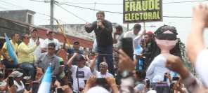 Carlos Pineda ofrece un discurso a sus simpatizantes frente a la Corte de Constitucionalidad este 26 de mayo de 2023. (Foto Prensa Libre: Erick Ávila)