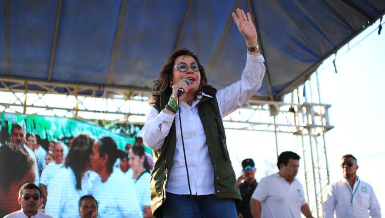 Sandra Torres durante una de sus giras de campaña en San Juan Sacatepéquez. Fotografía: Prensa Libre (Carlos Hernández). 
